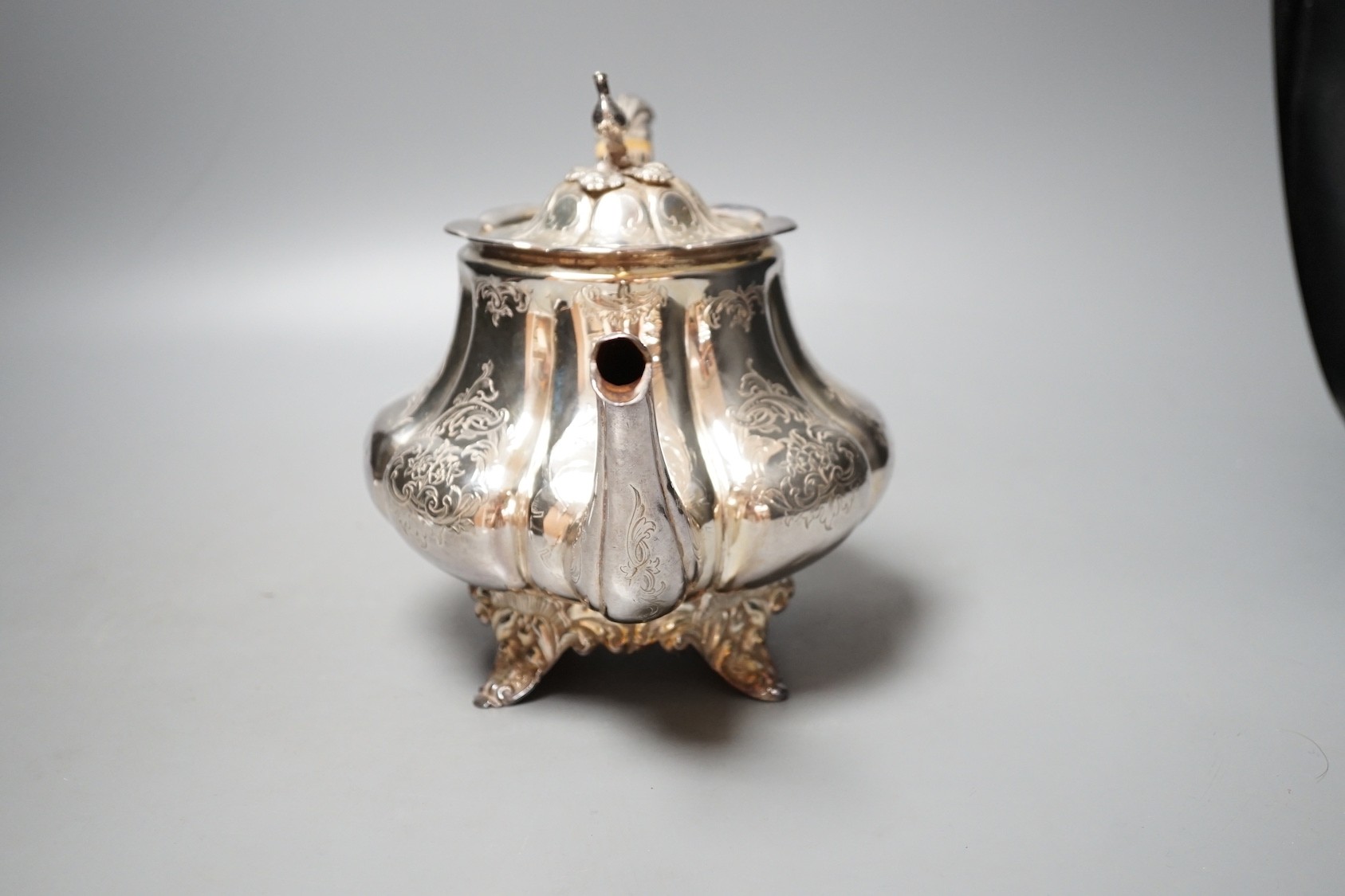 An early Victorian silver teapot, with bird finial, William Hewitt, London, 1844, gross 26.5oz.